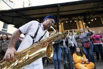 Telde disfruta con el pasacalle de los protagonistas del Carnaval de 'Studio 54'/Lpacarnaval.